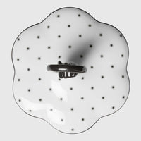Scatola in porcellana con coperchio mano e anello