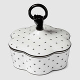 Scatola in porcellana con coperchio mano e anello